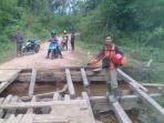 pengendara-melintasi-jembatan-rusak-parah_20160424_150026.jpg