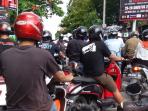 Tunggu Lampu Merah, Pengendara Motor Berdesakan di Zebra Cross