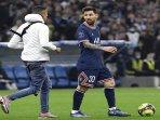 penonton-berlari-ke-arah-messi.jpg