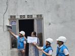 penyalaan-listrik-secara-simbolis-di-rumah-Ibu-Jamaliah-kedia-dari-kiri-warga-Jl-Hidayah-Parit.jpg