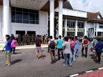 penyampaian-aspirasi-dari-pengunjuk-rasa-di-kantor-bupati-mempawah-senin-07012019.jpg