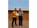 penyerahan-medali-emas-oleh-associate-professor-tan-sun-teck.jpg