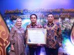 penyerahan-penghargaan-top-99-pada-kompetisi-inovasi-pelayanan-publik.jpg