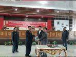 penyerahkan-secara-simbolis-lkpj-kepada-bupati-sanggau.jpg