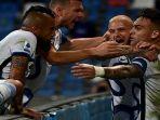 penyerang-inter-milan-lautaro-martinez-diberi-ucapan-selamat-oleh-rekan-setimnya-liga-italia.jpg