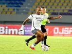 persib-bandung-david-da-silva-mengontrol-bola35353.jpg