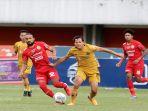 persija-jakarta-berebut-bola.jpg