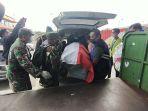 personel-tni-saat-memindahkan-peti-jenazah-prajurit-tni-ad.jpg