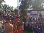 peserta-lomba-panjat-pinang-terbalik-di-desa-sebujit-bengkayang.jpg