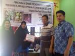 petani-kelapa-terima-bantuan_20160425_182652.jpg