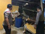 petugas-dari-polsek-entikong-saat-mengecek-rumah-warga-longsor.jpg