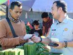 petugas-jasa-raharja-bagikan-leaflet-ke-pasar-dalam-rangka-gencarkan-123.jpg