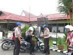 petugas-kepolisian-saat-memeriksa_20150410_192248.jpg