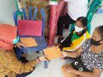 petugas-kesehatan-puskesmas-batang-lupar-saat-memberikan-pelayanan.jpg