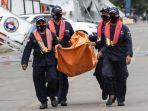 petugas-membawa-serpihan-pesawat-sriwijaya-air-sj-182-rute-jakarta-pontianak.jpg