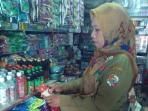 petugas-periksa-makanan_20160126_152911.jpg
