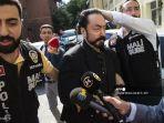 petugas-polisi-turki-mengawal-adnan-oktar-tengah-alias-harun-yahya-di-istanbul.jpg