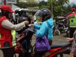 petugas-sedang-memeriksa-kendaraan_20171006_134147.jpg