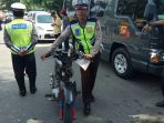 polantas-polresta-pontianak-mengamankan-sepeda-motor-yang-terlihat-tidak-lengkap_20180506_190203.jpg