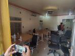 polisi-menutup-rumah-yang-dijadikan-kantor-pinjaman-online-di-gang-syukur-2.jpg