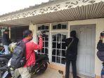 polisi-menutup-rumah-yang-dijadikan-kantor-pinjaman-online-di-gang-syukur-3.jpg