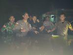 polisi-terendam-banjir-sanggau.jpg
