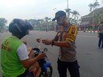 polsekwas-pelabuhan-dwikora-pontianak-bagikan-ratusan-masker-gratis-ke-masyarakat.jpg