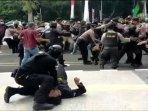 potongan-video-oknum-polisi-banting-mahasiswa.jpg