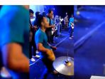 pria-bergoyang_20180629_140319.jpg