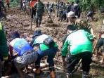 proses-evakuasi-korban-longsor-di-karangkobar.jpg