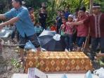 prosesi-pemakaman-rizki-aditya_20160313_202652.jpg