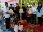 ptpn-xiii-menyerahkan-paket-sembako-kepada-warga-yang-membutuhkan-2.jpg