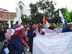 puluhan-mahasiswa-aksi-jalan.jpg