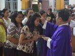Terima Abu, Umat Katolik Masuki Masa Pra-Paskah