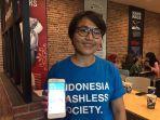restituta-ajeng-arjanti-pr-manager-dana-saat-menunjukan-penggunaan-aplikasi-dana.jpg