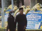 ridwan-kamil-dan-atalia-praratya-saat-menerima-kunjungan-warga-yang-datang-berziarah.jpg