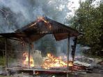 rumah-saniwar-terbakar_20170220_200318.jpg