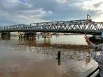 rusdi-kamtono-melihat-jembatan-landak-y.jpg