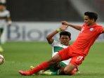 safuwan-baharudin-berebut-bola-dengan-dedik-setiawan.jpg