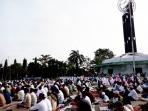 Umat Muslim Penuhi Halaman Tugu Khatulistiwa