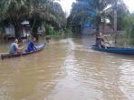 sampan-untuk-beraktivitas-karena-jembatan-banjir-asdas.jpg