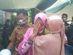 sariani-fitri-38-yang-menangis-haru-saat-menerima-kunci-rumah1.jpg
