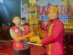 sebagai-Juara-Umum-yang-diserahkan-oleh-Ketua.jpg