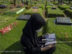 sejarah-dan-tradisi-kirim-doa-saat-ziarah-kubur-menjelang-ramadan-tiba.jpg