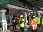 sejumlah-petugas-dan-warga_20170524_171139.jpg