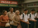 sejumlah-warga-yang-mengantri-pangan-subsidi-Jakarta.jpg