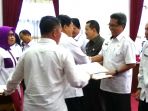 sekda-sanggau-al-leysandri-saat-menerima_20170713_153306.jpg