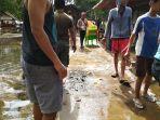 seluruh-pegawai-jungkat-resort-tampak-sedang-sibuk-membersihkan-sampah-kayu-kayu.jpg