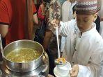 seorang-anak-panti-mengambil-sajian-mak2w453.jpg
