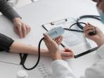 seorang-dokter-memeriksa-kesehatan-pasien.jpg